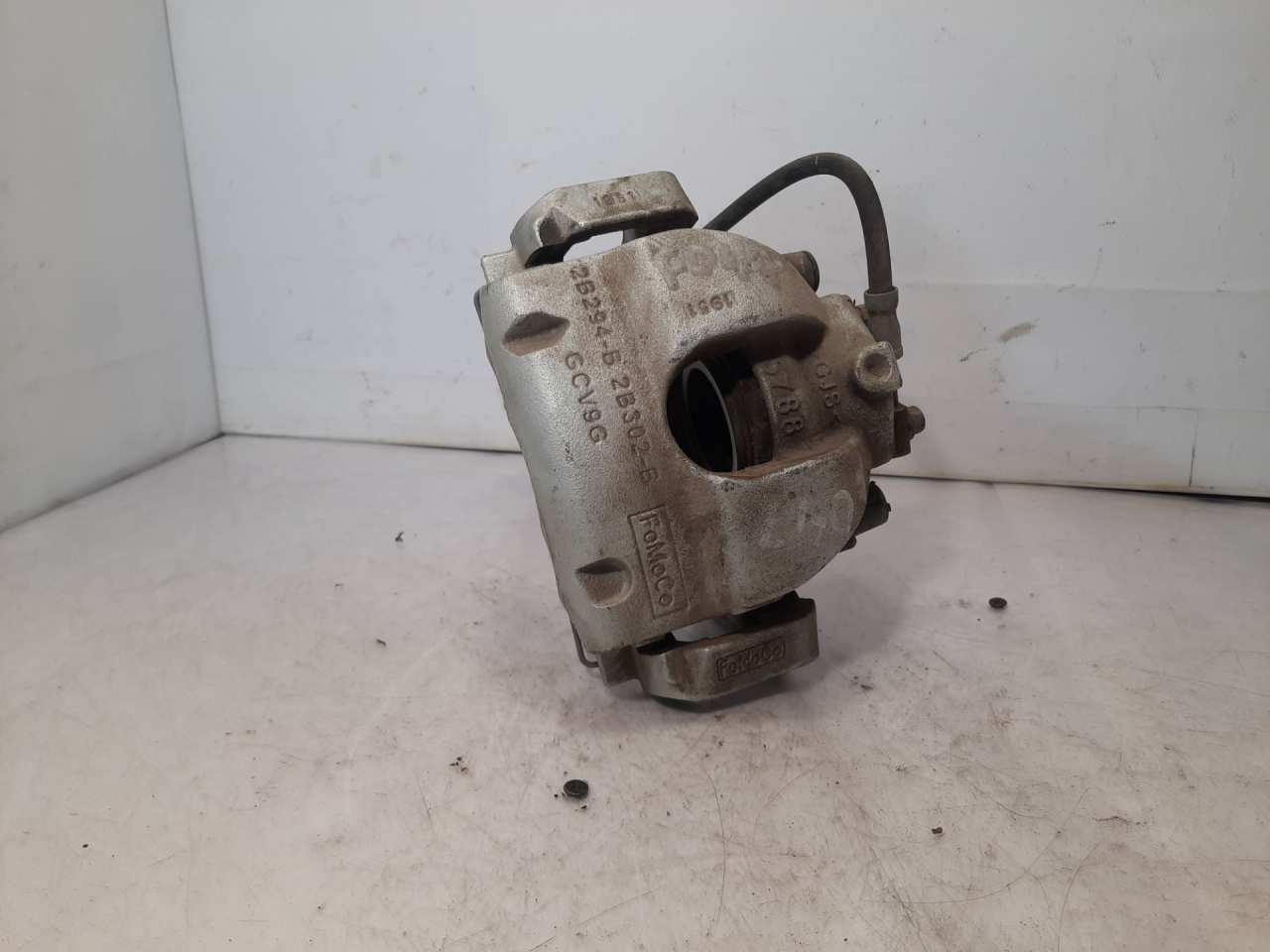 суппорт передний правый Ford Bronco Sport 1 поколение 2021, 1.5 л., бензин, АКПП, серебряный, внедорожник 5 дв., полный подключаемый привод, 2B294B - фото №1