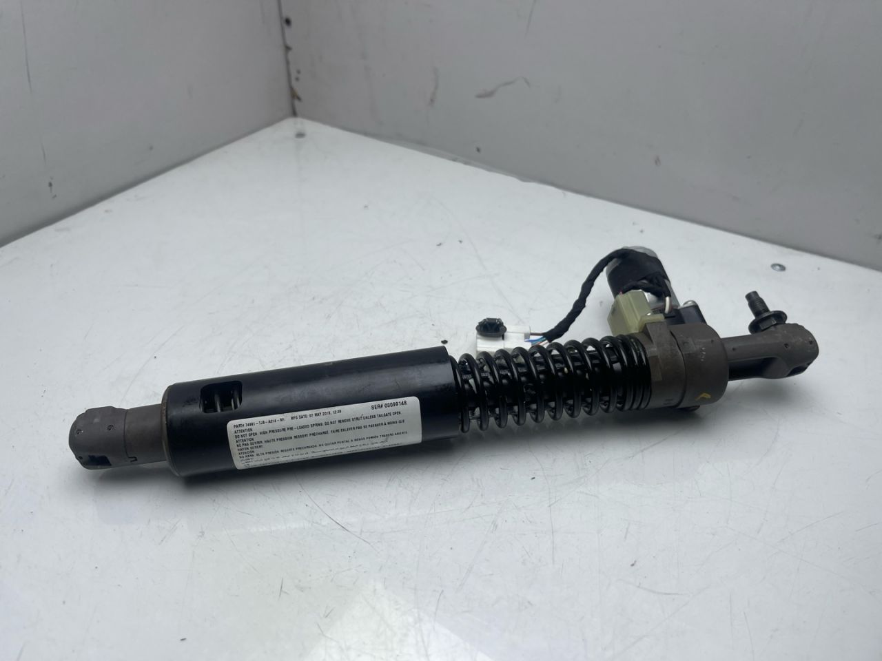 амортизатор крышки багажника (3-5 двери) Acura RDX 3 поколение 2020, 2.0 л., бензин, АКПП, белый, внедорожник 5 дв., полный привод, 74961TJBA014M1 - фото №1