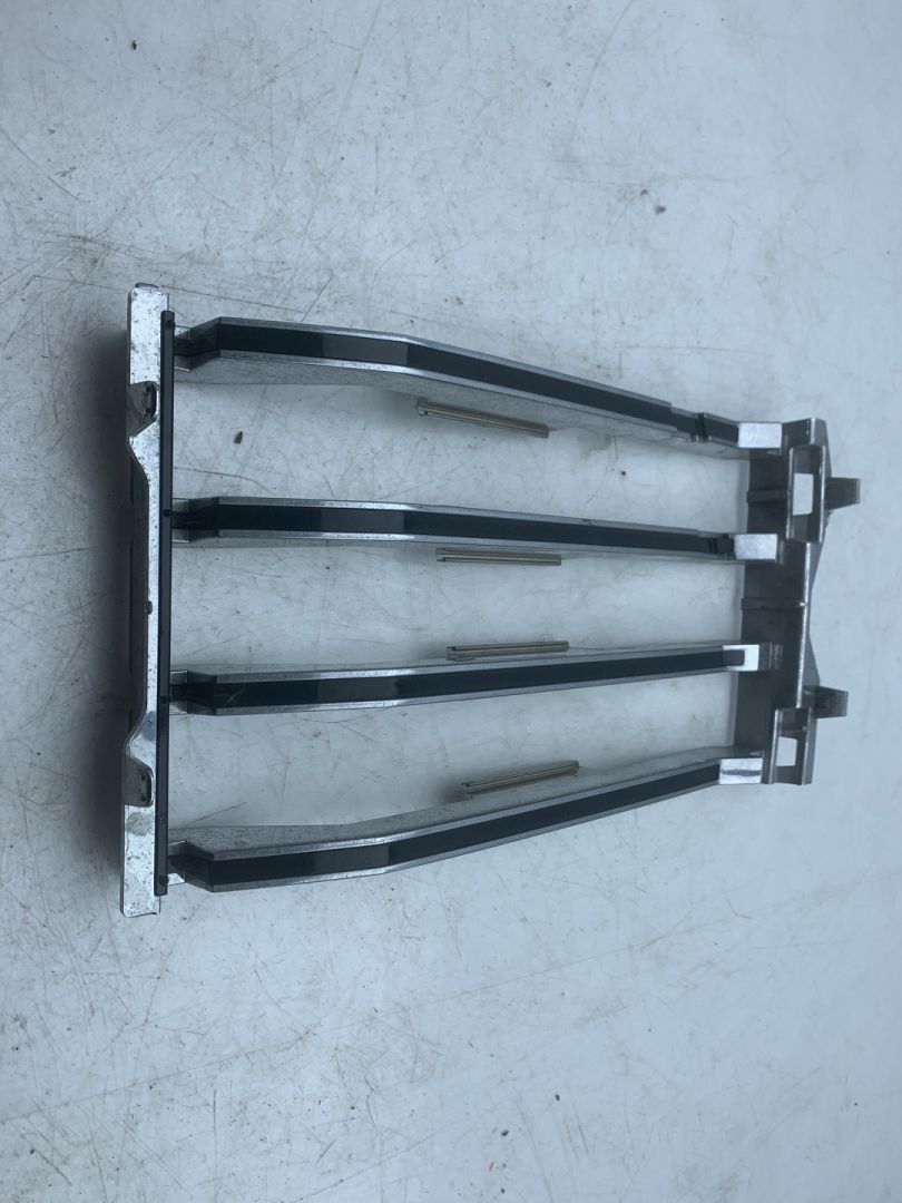 решетка радиатора Volvo XC60 2 поколение 2023, 2.0 л., бензин, АКПП, белый, внедорожник 5 дв., передний привод - фото №1