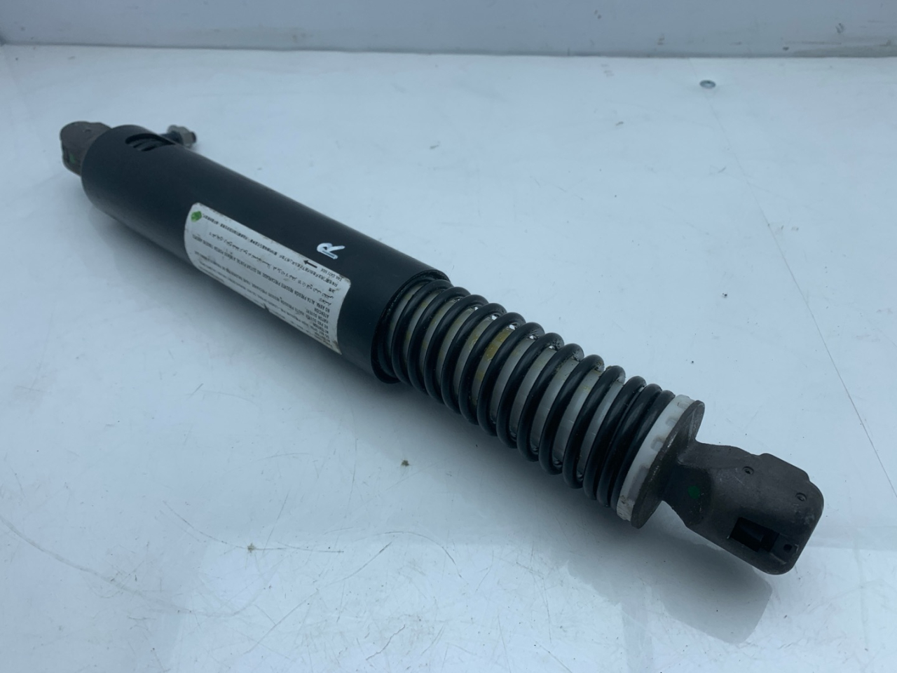 амортизатор крышки багажника (3-5 двери) Acura RDX 3 поколение 2020, 2.0 л., бензин, АКПП, черный, внедорожник 5 дв., полный привод, 00250133 - фото №1