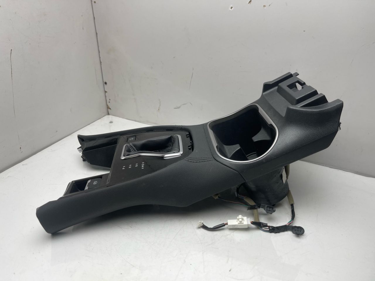 консоль салона Subaru Outback 6 поколение 2021, 2.4 л., бензин, АКПП, синий, внедорожник 5 дв., полный привод - фото №1