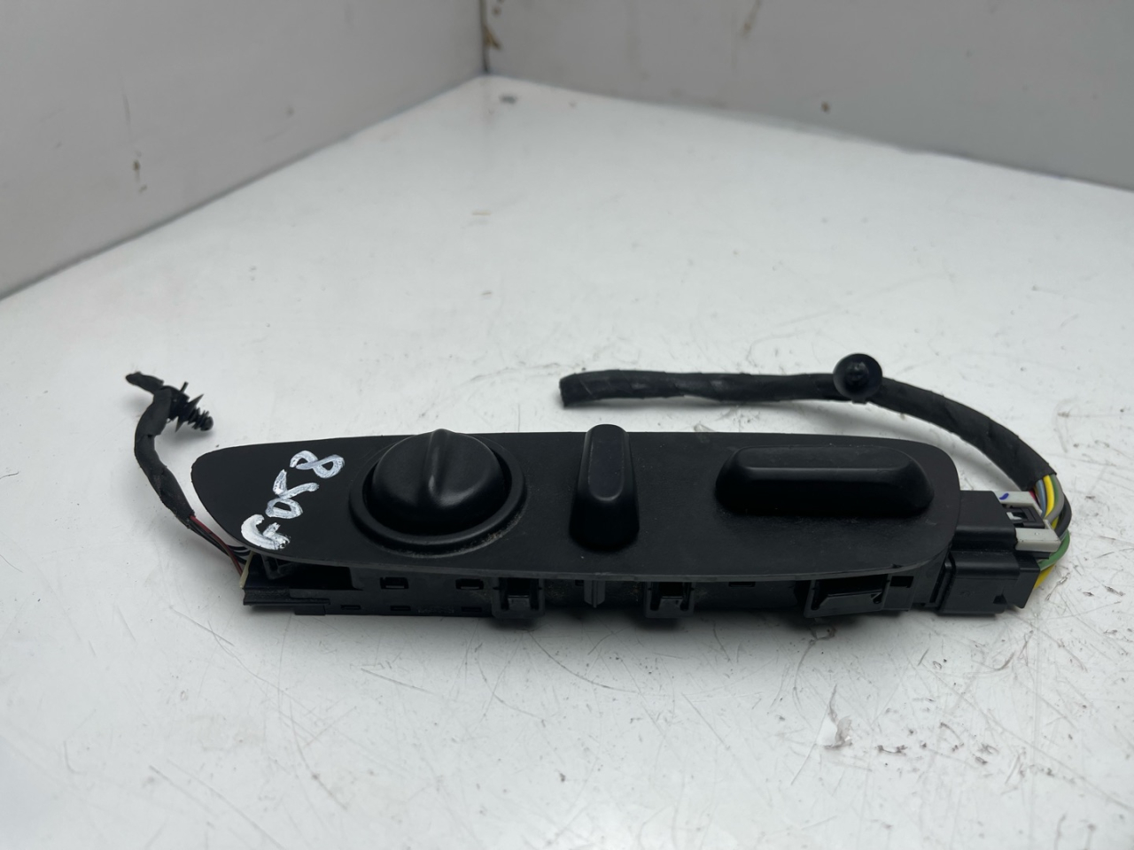 блок управления сиденьем Chevrolet Equinox 3 поколение 2019, 1.5 л., бензин, АКПП, белый, внедорожник 5 дв., передний привод - фото №1