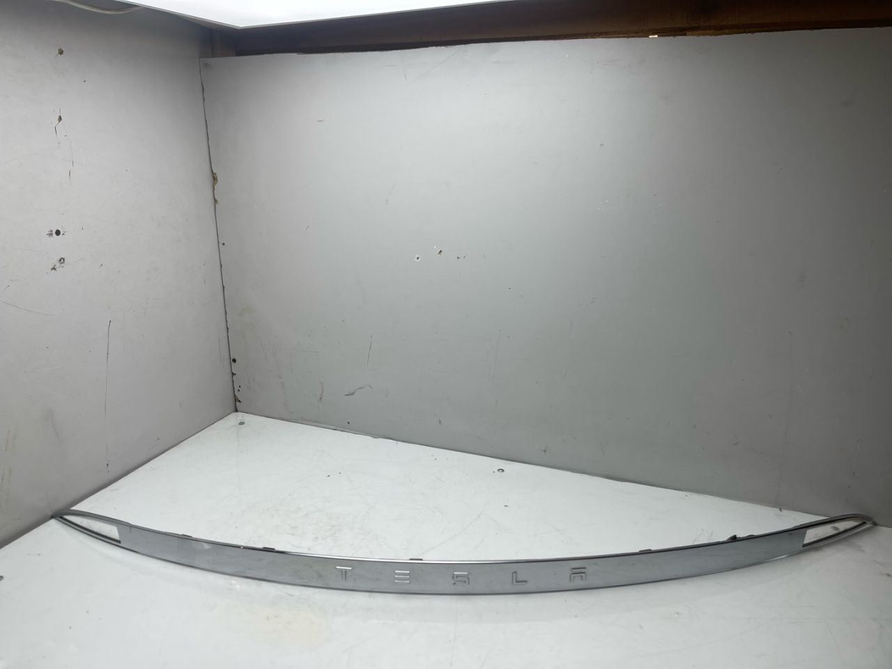 накладка двери (крышки) багажника Tesla Model S 1 поколение (2012 - 2016), 0.1 л., электро, АКПП, серый, седан, задний привод, 100885600C - фото №1