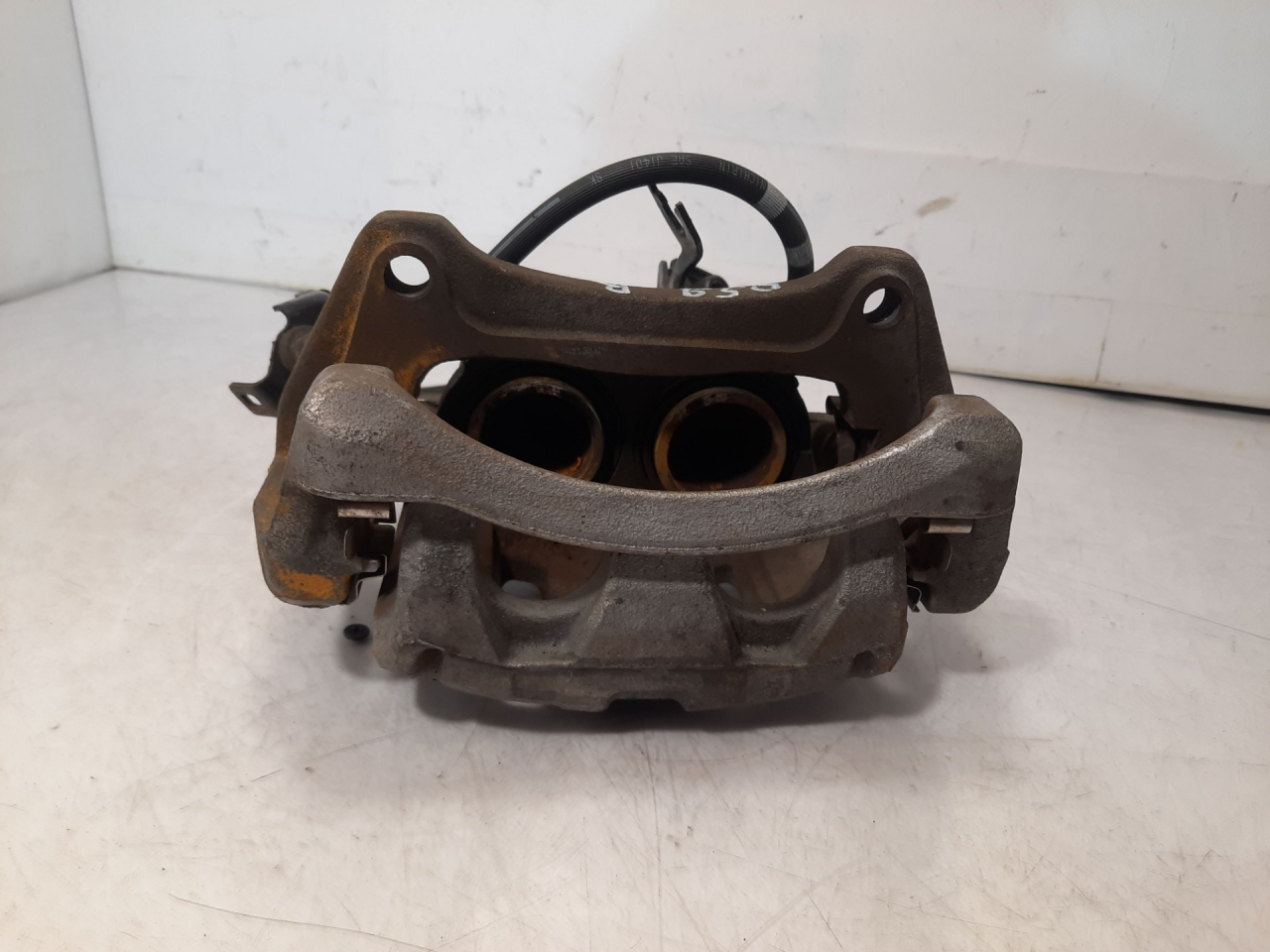 суппорт передний правый Acura RDX 3 поколение 2020, 2.0 л., бензин, АКПП, белый, внедорожник 5 дв., полный привод - фото №1