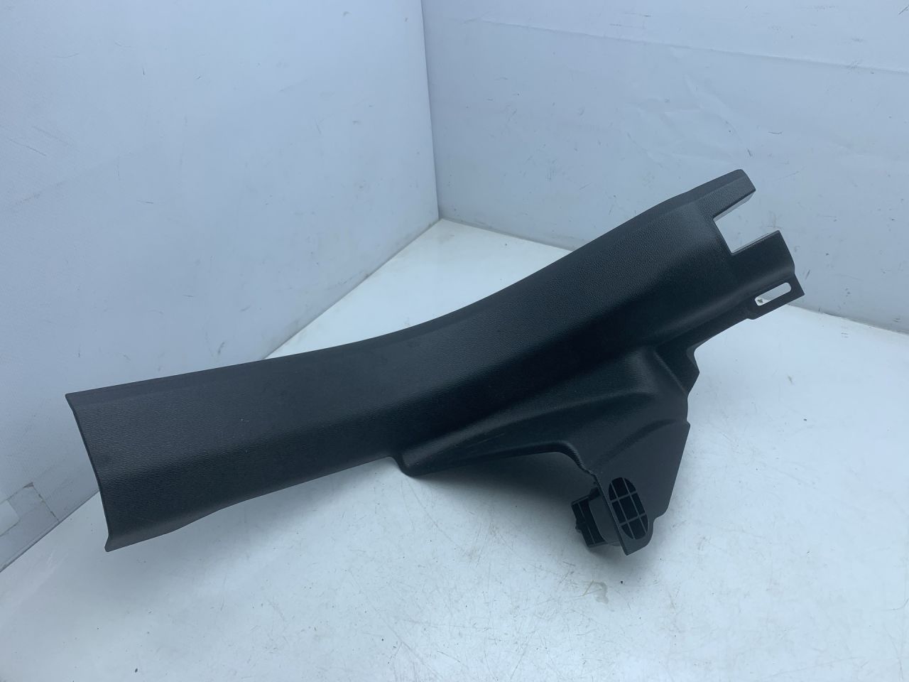 накладка на порог внутренняя Volvo XC60 2 поколение 2023, 2.0 л., бензин, АКПП, белый, внедорожник 5 дв., передний привод, 31448017 - фото №1