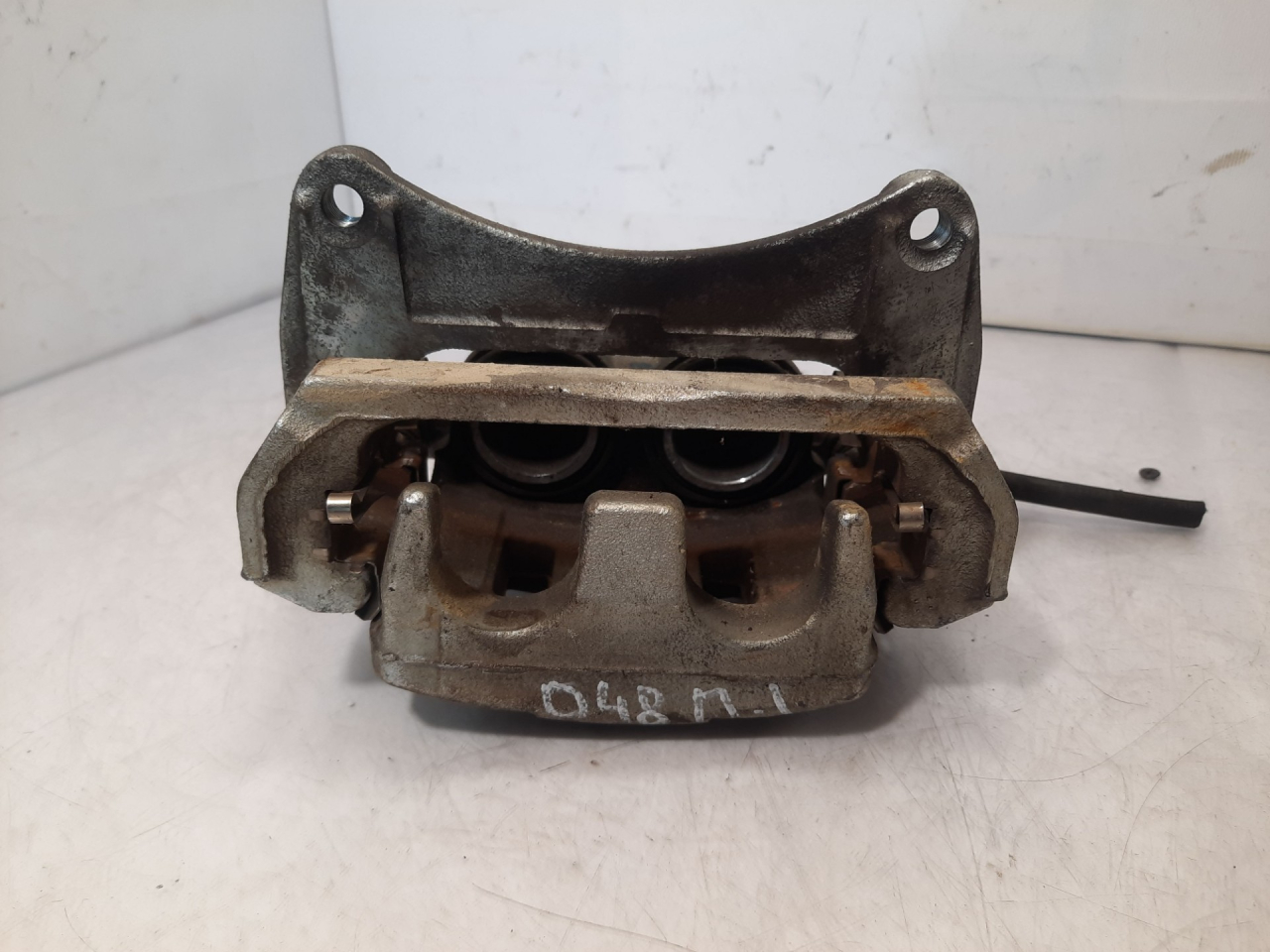 суппорт передний левый Subaru Outback 6 поколение 2020, 2.4 л., бензин, АКПП, серый, внедорожник 5 дв., полный привод - фото №1