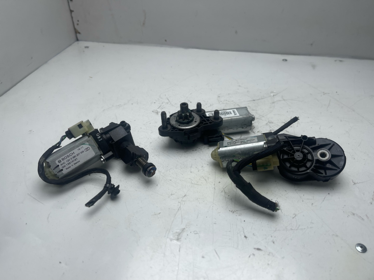 моторчик регулировки сиденья Chevrolet Equinox 3 поколение 2019, 1.5 л., бензин, АКПП, белый, внедорожник 5 дв., передний привод, 13513121, 13595013 - фото №1