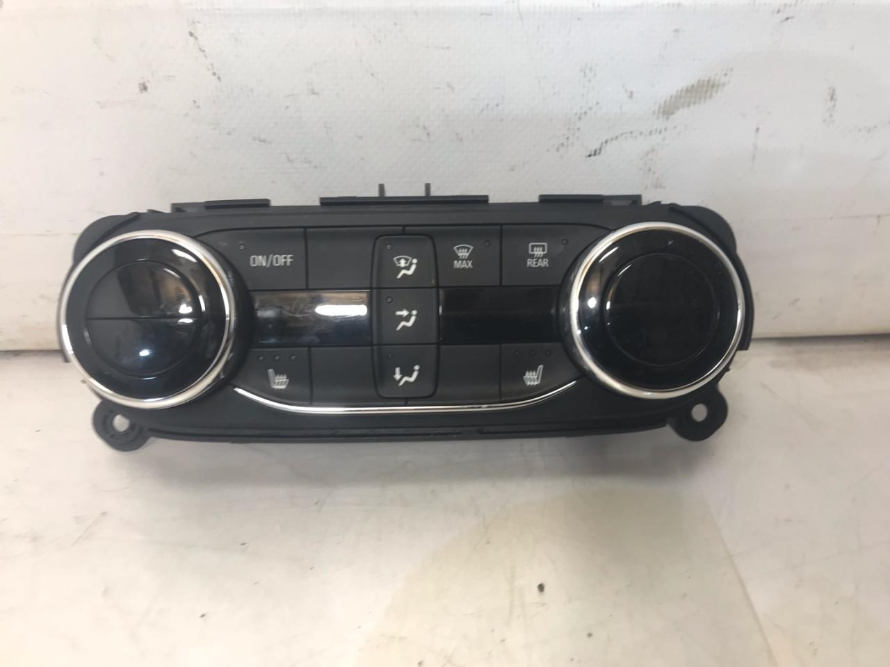 блок управления печки / климат-контроля Chevrolet TrailBlazer 3 поколение 2021, 1.3 л., бензин, АКПП, черный, хетчбэк 5 дв., передний привод, 42729743 - фото №1