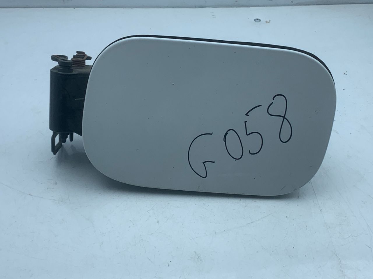 лючок топливного бака Chevrolet Equinox 3 поколение 2019, 1.5 л., бензин, АКПП, белый, внедорожник 5 дв., передний привод - фото №1