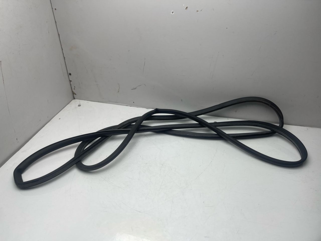 уплотнитель двери Volvo XC60 2 поколение 2023, 2.0 л., бензин, АКПП, белый, внедорожник 5 дв., передний привод - фото №1