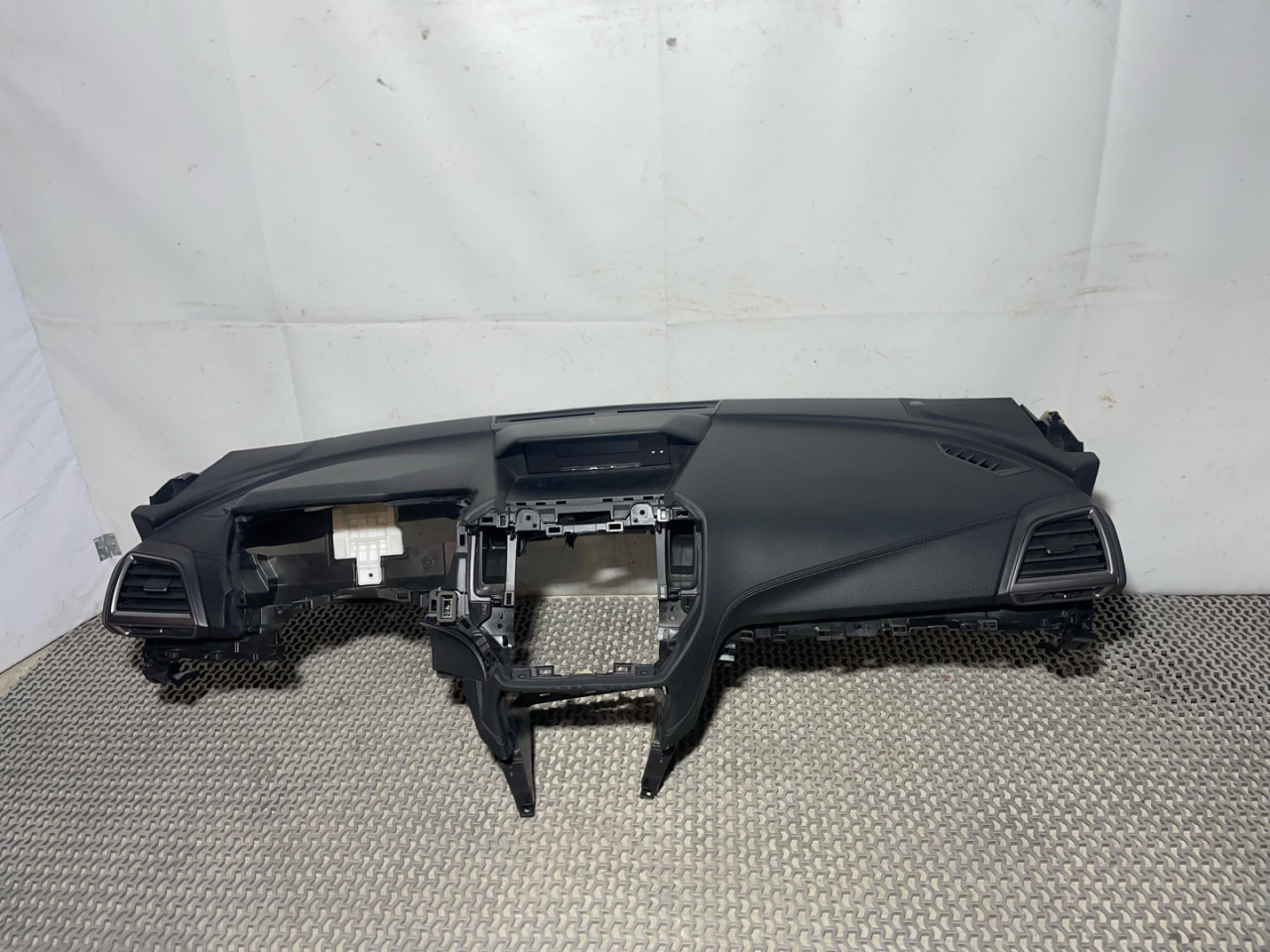 панель передняя салона (торпедо) Subaru Forester 5 поколение (SK) 2020, 2.5 л., бензин, АКПП, серый, внедорожник 5 дв., полный привод - фото №1