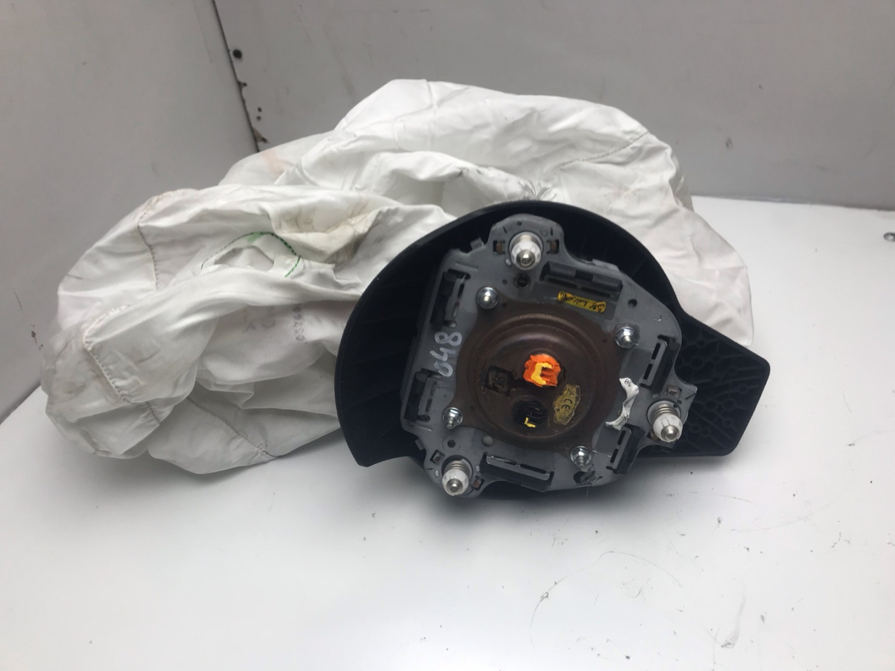 подушка безопасности водителя Subaru Outback 6 поколение 2020, 2.4 л., бензин, АКПП, серый, внедорожник 5 дв., полный привод - фото №1