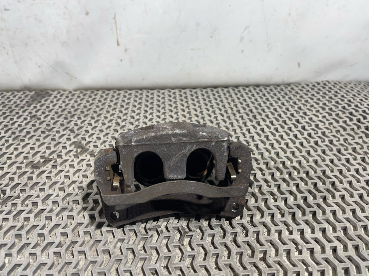 суппорт передний правый Subaru Forester 5 поколение (SK) 2020, 2.5 л., бензин, АКПП, серый, внедорожник 5 дв., полный привод - фото №1