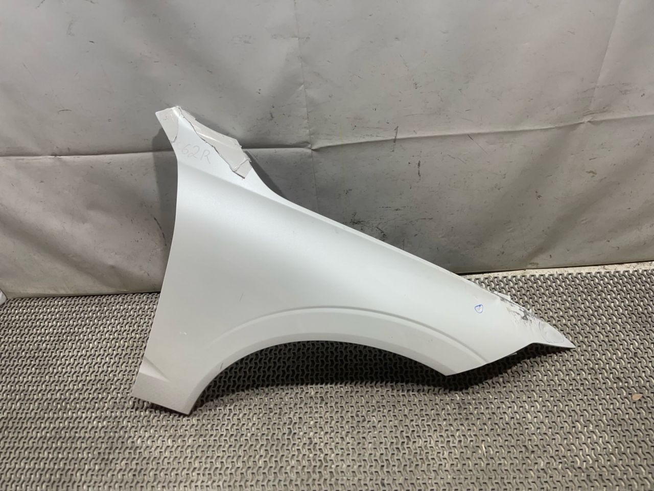 крыло переднее правое Volvo XC60 2 поколение 2023, 2.0 л., бензин, АКПП, белый, внедорожник 5 дв., передний привод - фото №1