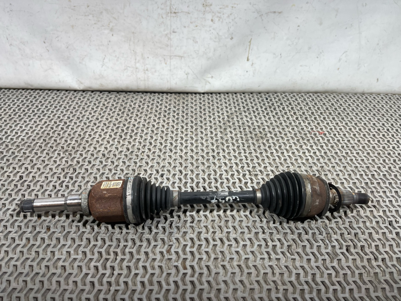 полуось передняя левая (приводной вал, ШРУС) Chevrolet Equinox 3 поколение 2018, 1.5 л., бензин, АКПП, черный, внедорожник 5 дв., полный привод, 84242104 - фото №1