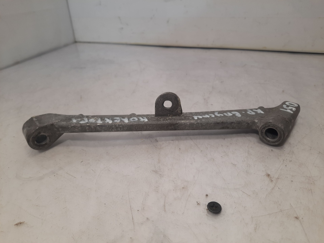 кронштейн (крепление) впускного коллектора Volkswagen Atlas 2018, 2.0 л., бензин, АКПП, черный, внедорожник 5 дв., передний привод, 06L129723C - фото №1