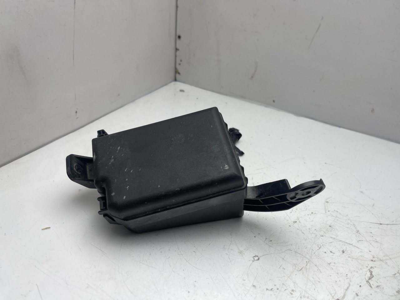 блок предохранителей Subaru Outback 6 поколение 2020, 2.4 л., бензин, АКПП, серый, внедорожник 5 дв., полный привод, FB204000B - фото №1