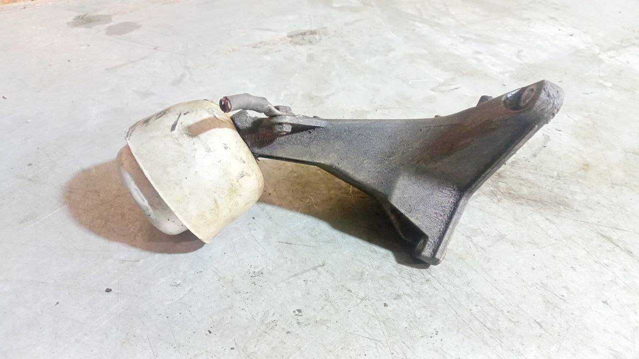 подушка крепления двигателя Volkswagen Passat B5 1997, 1.6 л., бензин, МКПП, 8D0199308M - фото №1