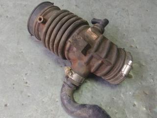 патрубок воздушного фильтра Nissan Almera N16 2000, 1.8 л., бензин