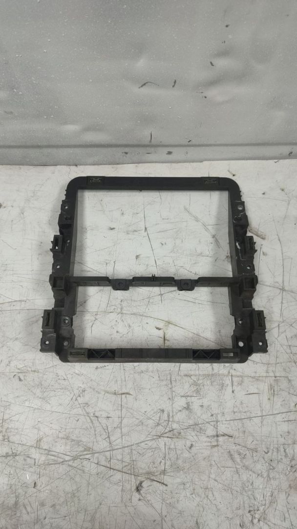 рамка под магнитолу Volkswagen Touran 1 поколение (2003 - 2006), 1.8 л., бензин, АКПП, 1T0858005A - фото №1