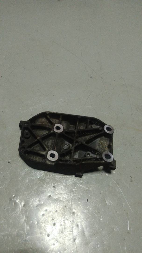 кронштейн компрессора кондиционера Honda Civic 7 поколение 2001, 1.6 л., бензин - фото №1