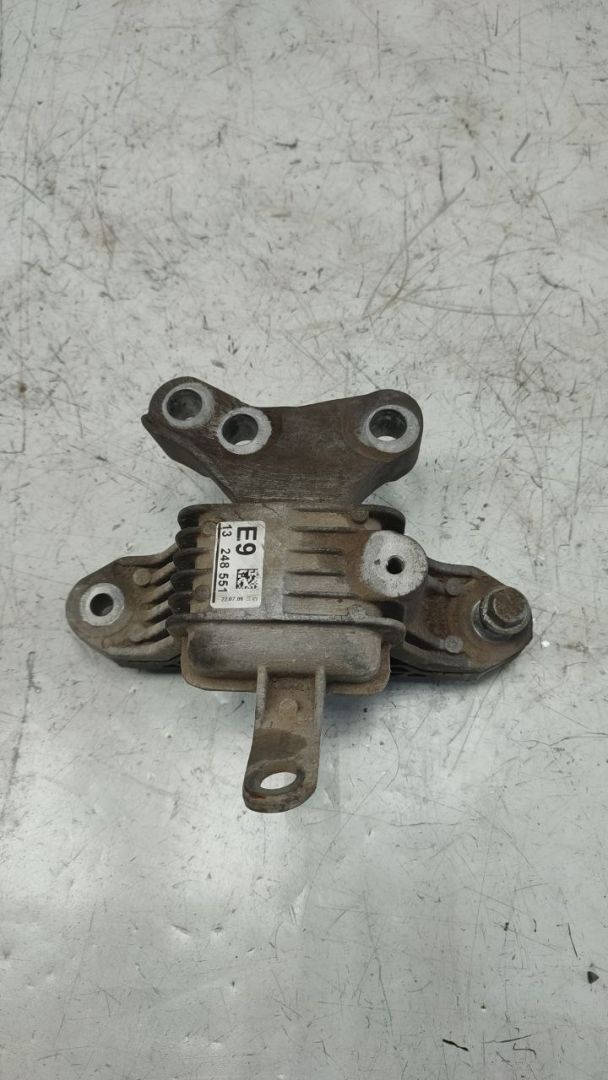 подушка крепления двигателя Chevrolet Cruze 1 поколение 2010, 1.8 л., бензин, МКПП, 13248551 - фото №1