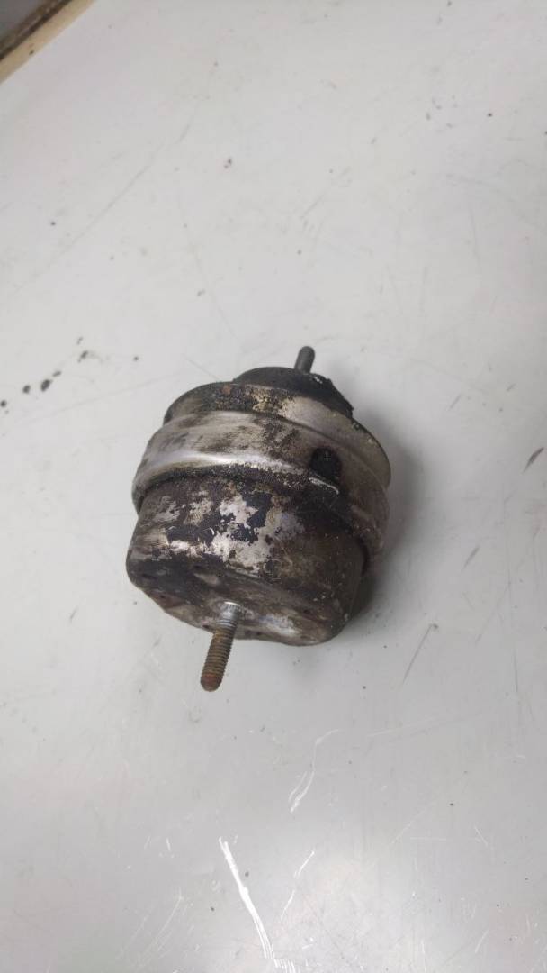 подушка крепления двигателя Volkswagen Passat B5 (1996 - 2001), 1.6 л., бензин, 4B0199379A - фото №1