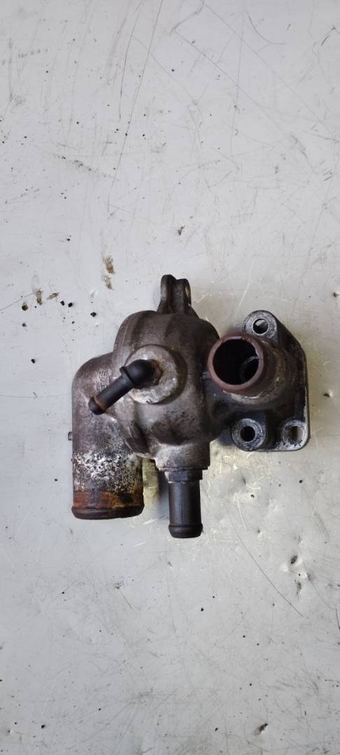 корпус термостата Dodge Caravan 4 поколение (2000 - 2007), 2.8 л., дизель - фото №1