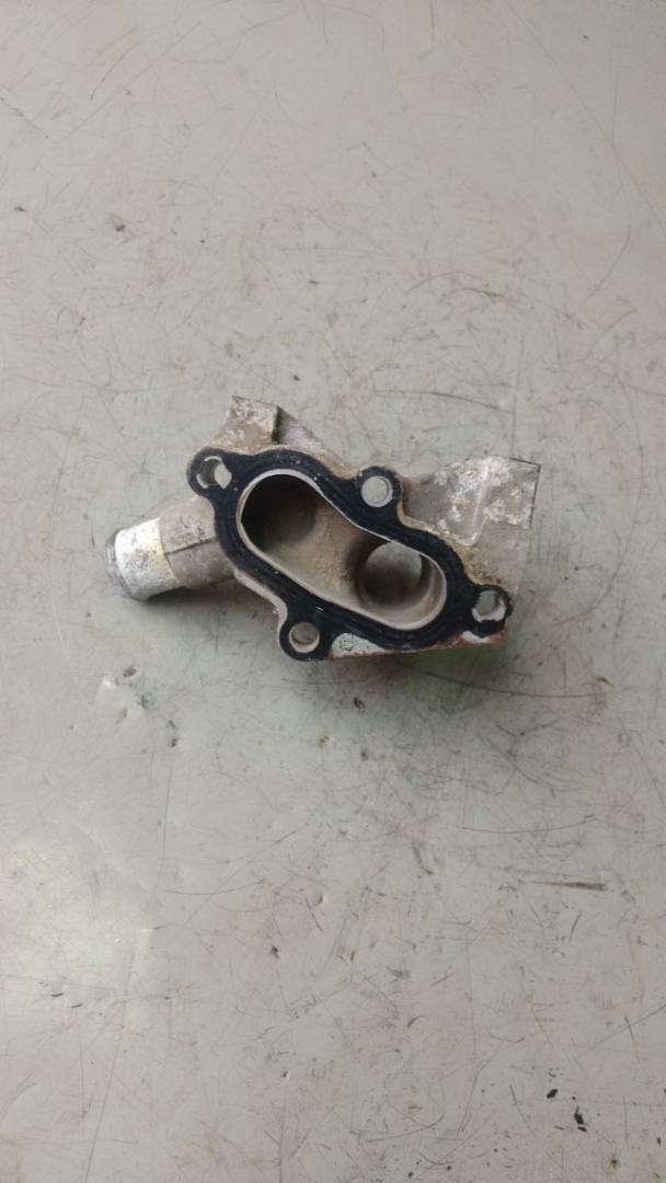 фланец (тройник) системы охлаждения Ford Focus 1 поколение (1998 - 2001), 1.6 л., бензин - фото №1