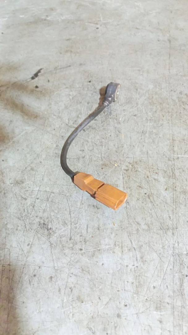 датчик детонации Volkswagen Golf 4 поколение (1997 - 2006), 1.8 л., бензин, 06A905377C - фото №1