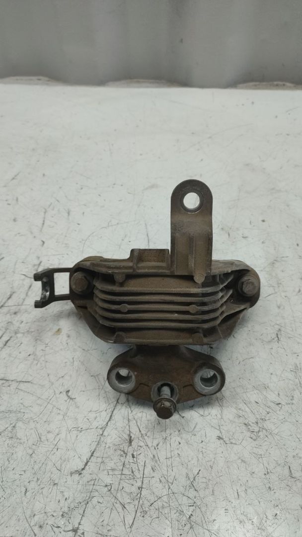 подушка крепления двигателя Chevrolet Cruze 1 поколение 2010, 1.8 л., бензин, МКПП, 13294212 - фото №1