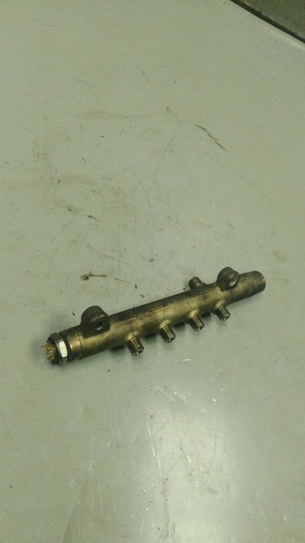 топливная рампа Alfa Romeo 147 1 поколение (2000 - 2004), 1.9 л., дизель, 0445214040, 00467686530 - фото №1