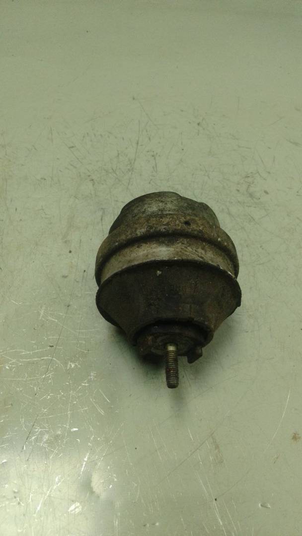 подушка крепления двигателя Audi A4 B5 (1994 - 1999), 1.8 л., бензин, 8D0199379E - фото №1