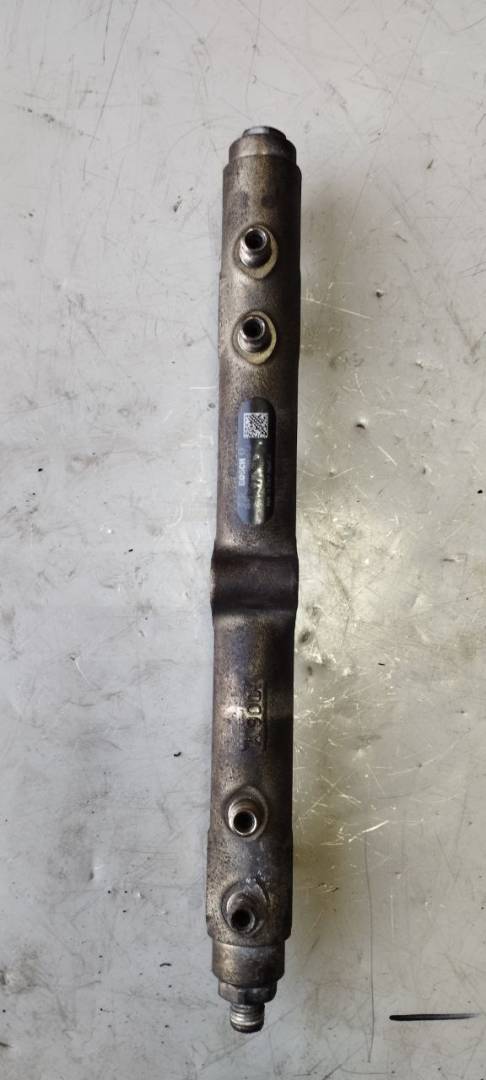 топливная рампа Dodge Caravan 4 поколение (2000 - 2007), 2.8 л., дизель, 0445214041, 000613L2 - фото №1