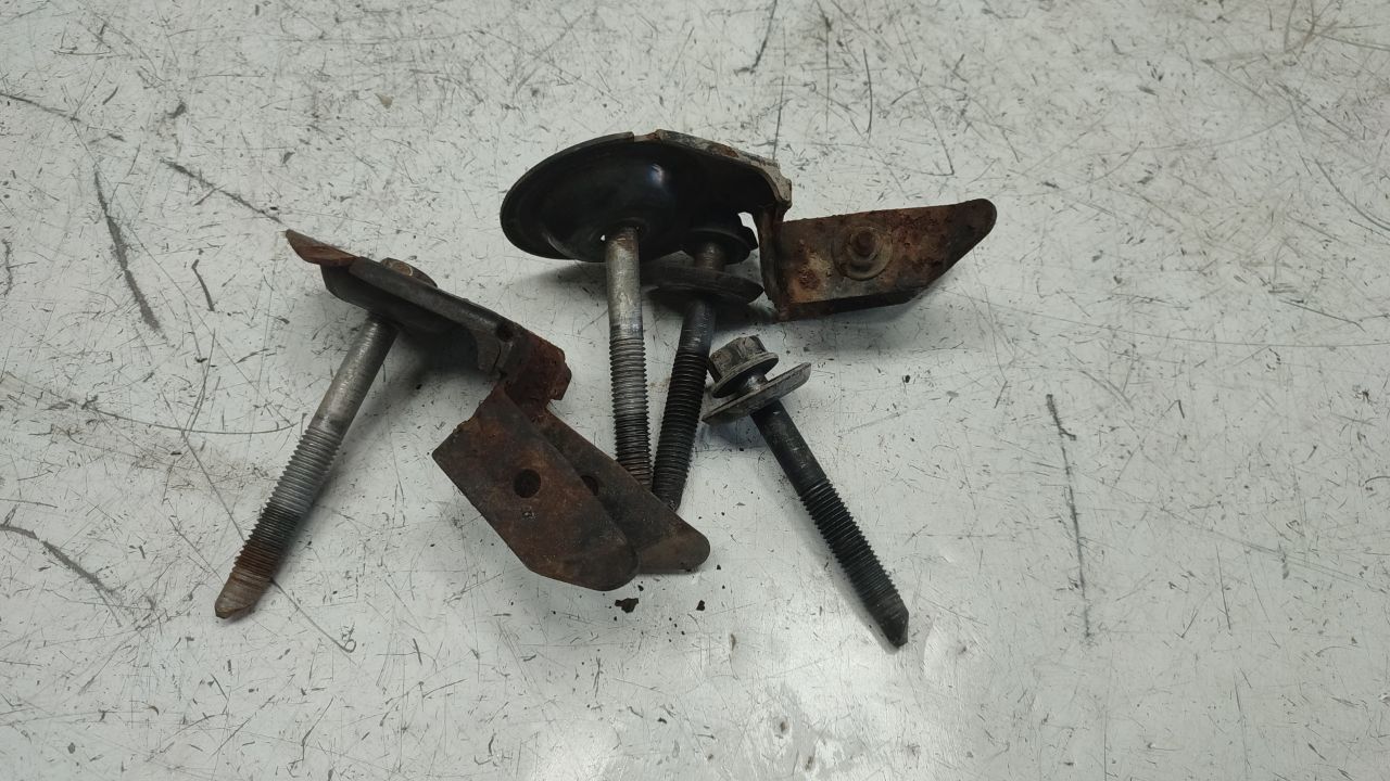 болт Chevrolet Cruze 1 поколение 2010, 1.8 л., бензин, МКПП - фото №1