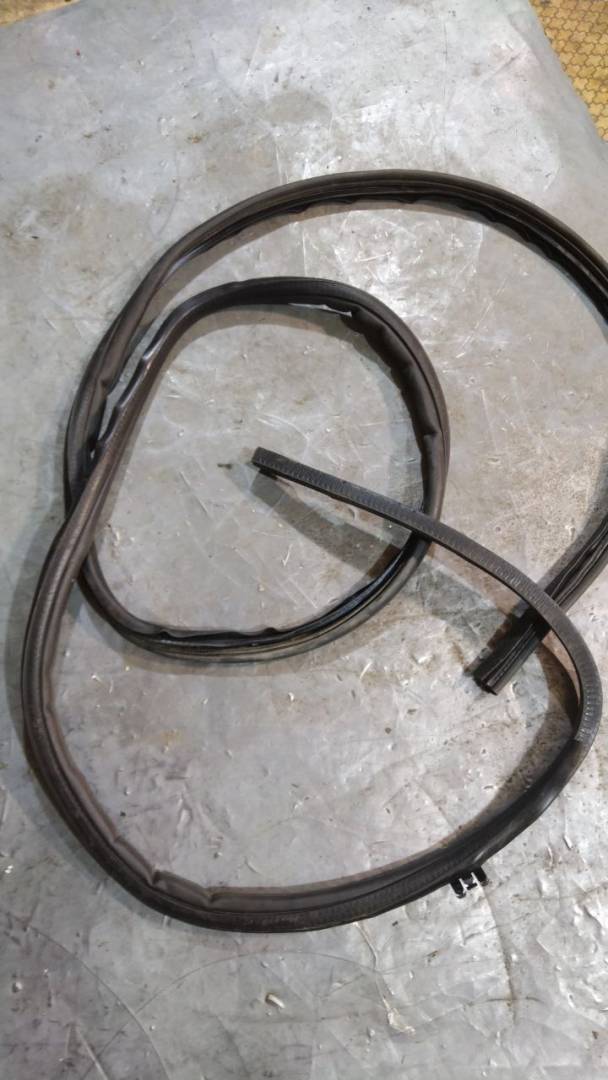 уплотнитель двери Chrysler Voyager 4 поколение 2003, 04894278AC - фото №1