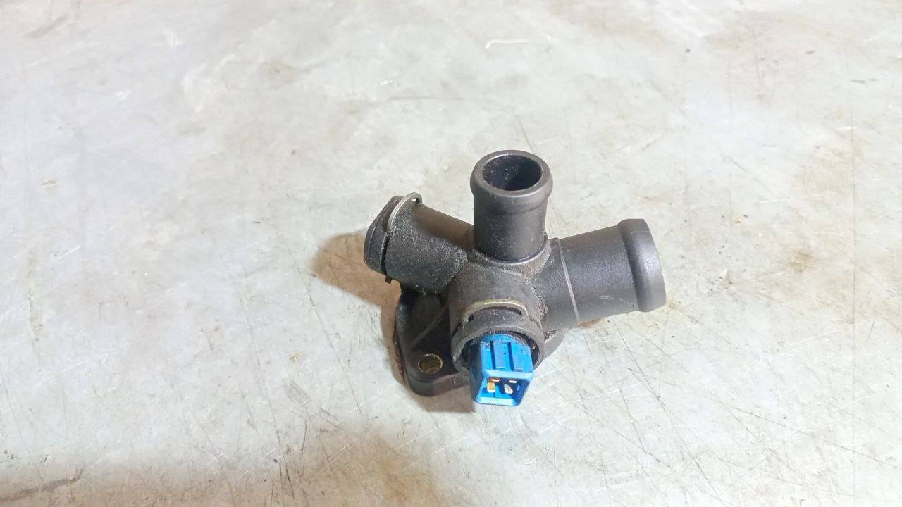 фланец (тройник) системы охлаждения Volkswagen Passat B5 1999, 1.6 л., бензин - фото №1