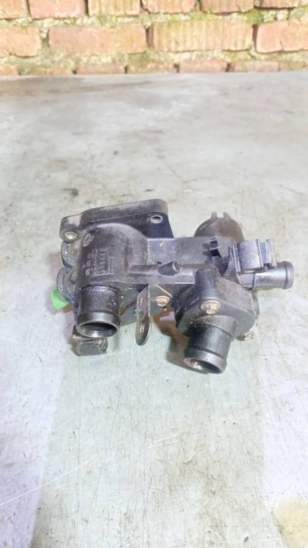 корпус термостата Skoda Fabia 1 поколение (6Y) (1999 - 2004), 1.4 л., бензин, 0E2121111 - фото №1