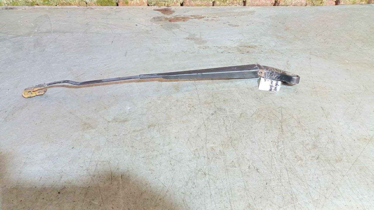 щеткодержатель (поводок стеклоочистителя, дворник) Dodge Caravan 4 поколение (2000 - 2007), 04717365B - фото №1