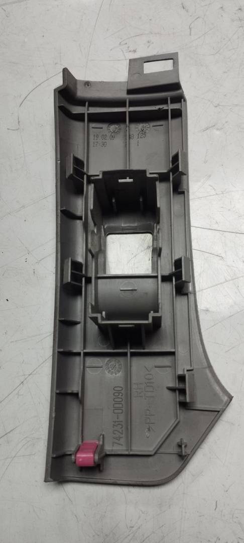 накладка блока управления стеклоподъемниками Toyota Yaris XP9 (2005 - 2009), 742310D090 - фото №1