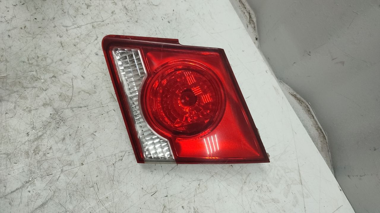 фонарь крышки багажника правый Chevrolet Cruze 1 поколение 2010, 1.6 л., бензин, МКПП, седан - фото №1