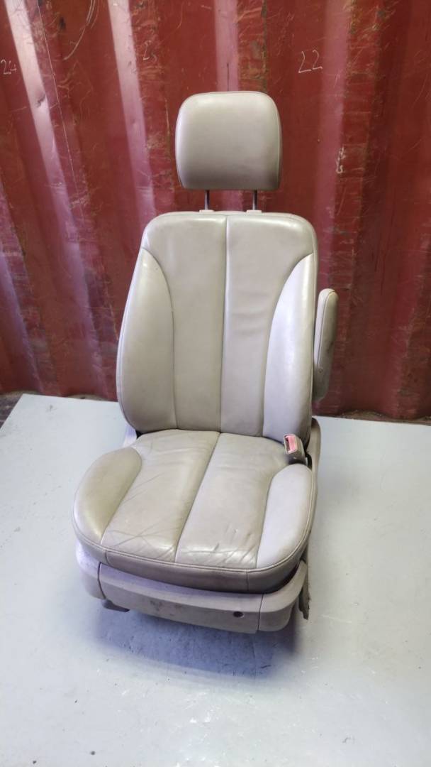 сиденье переднее Chrysler Pacifica 1 поколение (2003 - 2008) - фото №1