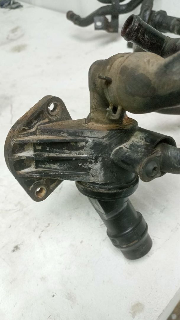 корпус термостата Volkswagen Touran 1 поколение (2003 - 2006), 1.8 л., бензин, АКПП - фото №1