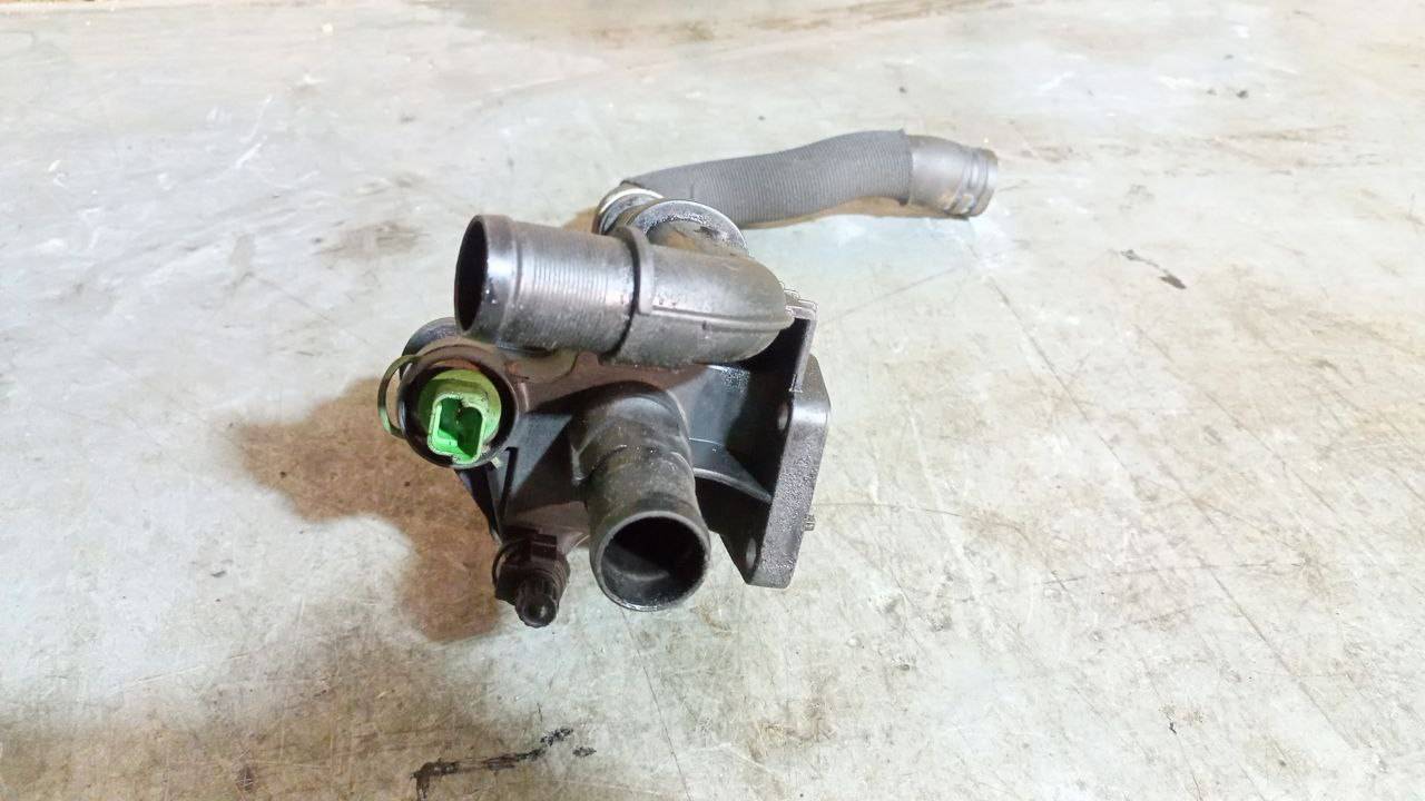 корпус термостата Peugeot 207 1 поколение (2006 - 2009), 1.6 л., дизель, 9670253780 - фото №1