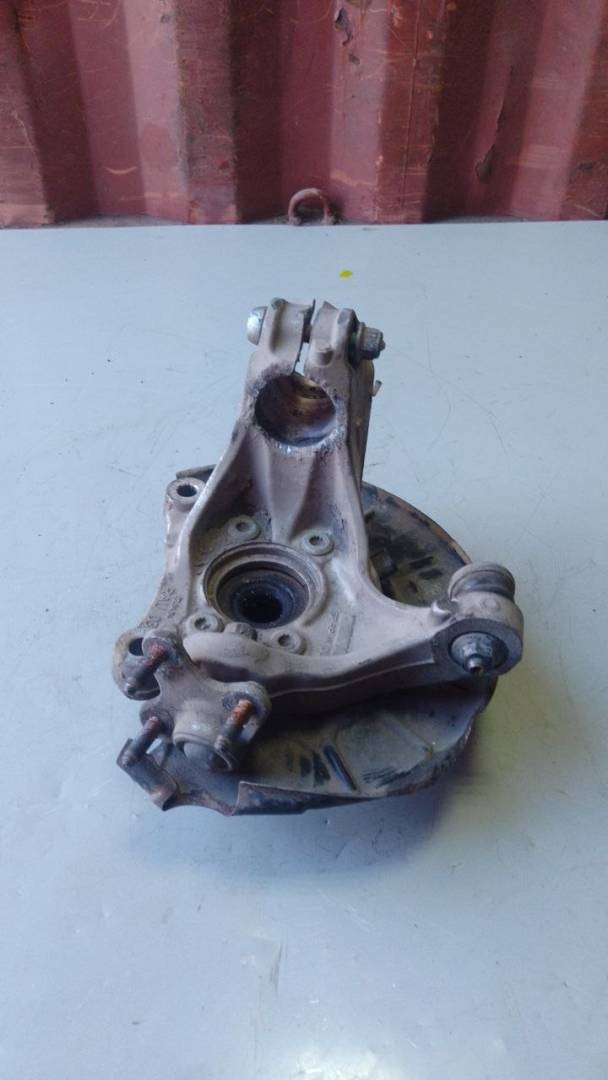 кулак поворотный правый Volkswagen Passat B6 (2005 - 2010) - фото №1