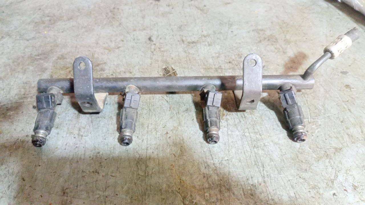 топливная рампа Dodge Caravan 4 поколение (2000 - 2007), 2.4 л., бензин - фото №1