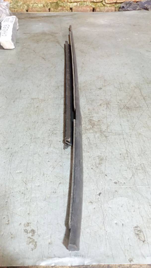 Уплотнитель стекла Saab 9-3 2 поколение (2002 - 2007) - фото №1