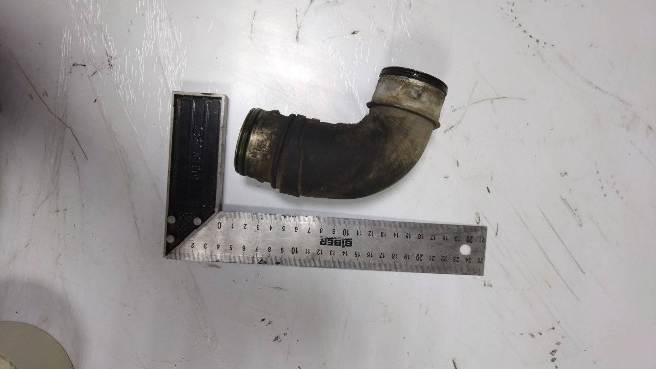 патрубок интеркулера Volkswagen Passat B6 (2005 - 2010), 2.0 л., дизель, 038131111B - фото №1