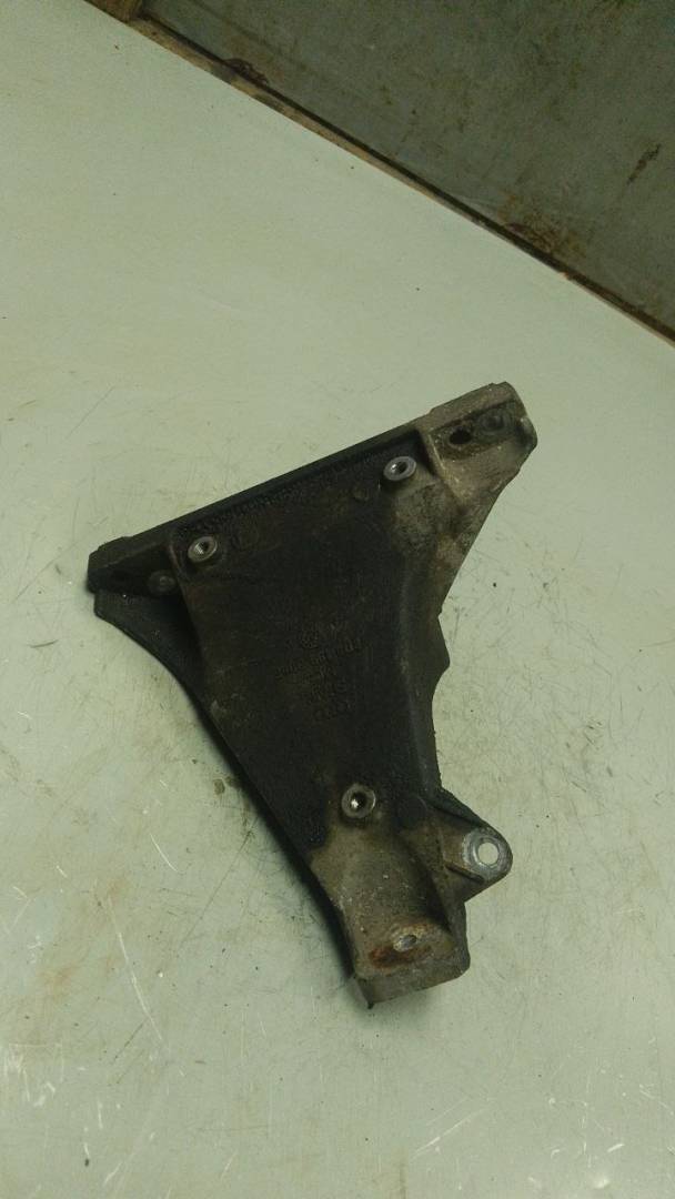 кронштейн двигателя Volkswagen Passat B5 (1996 - 2001), 1.8 л., бензин, 8D0199308F - фото №1