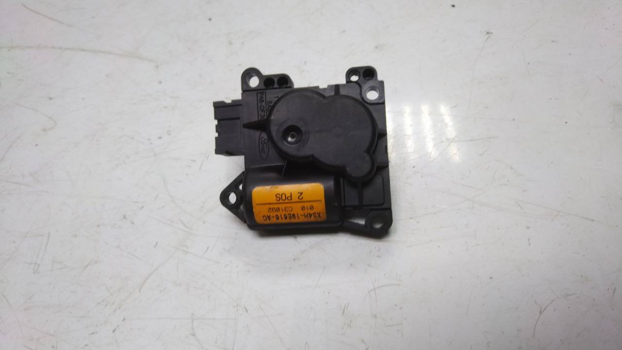 моторчик заслонки печки Ford Focus 1 поколение (1998 - 2001), XS4H19E616AC - фото №1